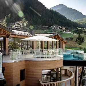 – Alpine . Luxury . Life Sölden